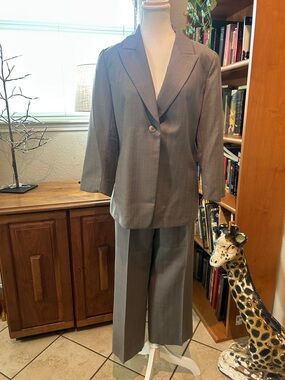 Lafayette 148 Classic Women's 100%Wool Gray Pinstripe Blazer & Pant Suit.